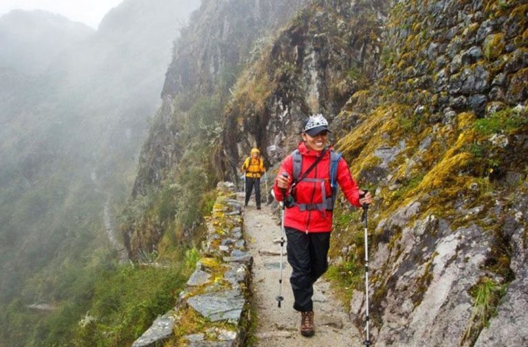 hikers-on-the-inca-trail-andes